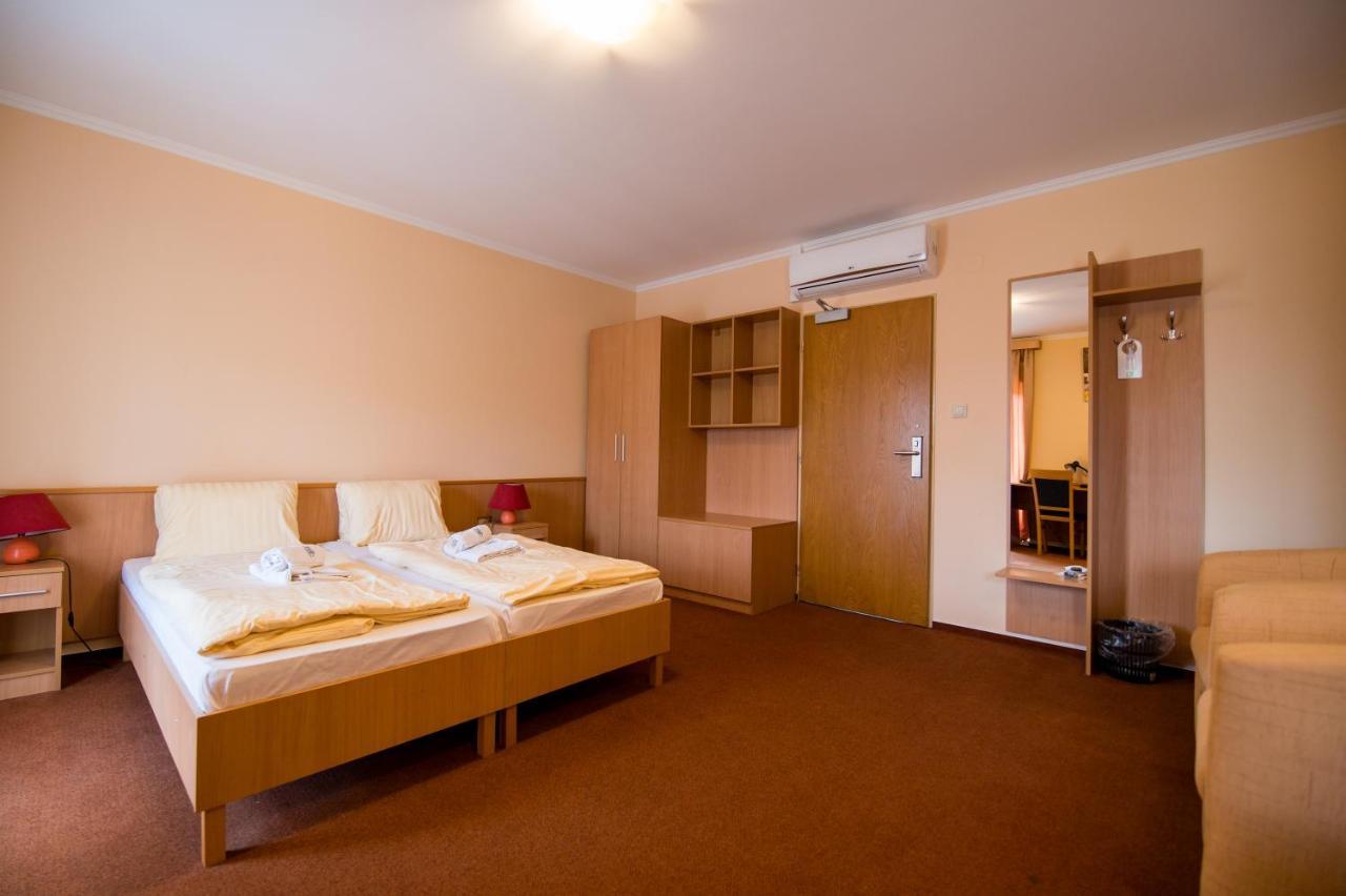 Hotel Clavis Lucenec Bagian luar foto