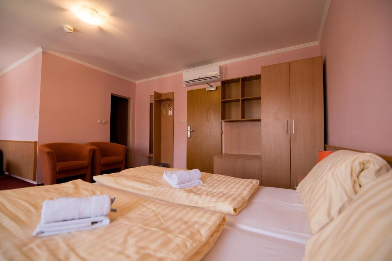 Hotel Clavis Lucenec Bagian luar foto