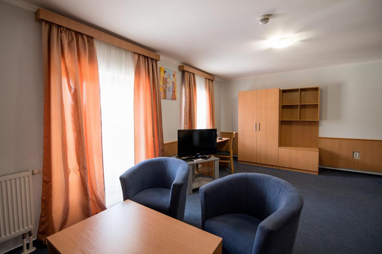 Hotel Clavis Lucenec Bagian luar foto