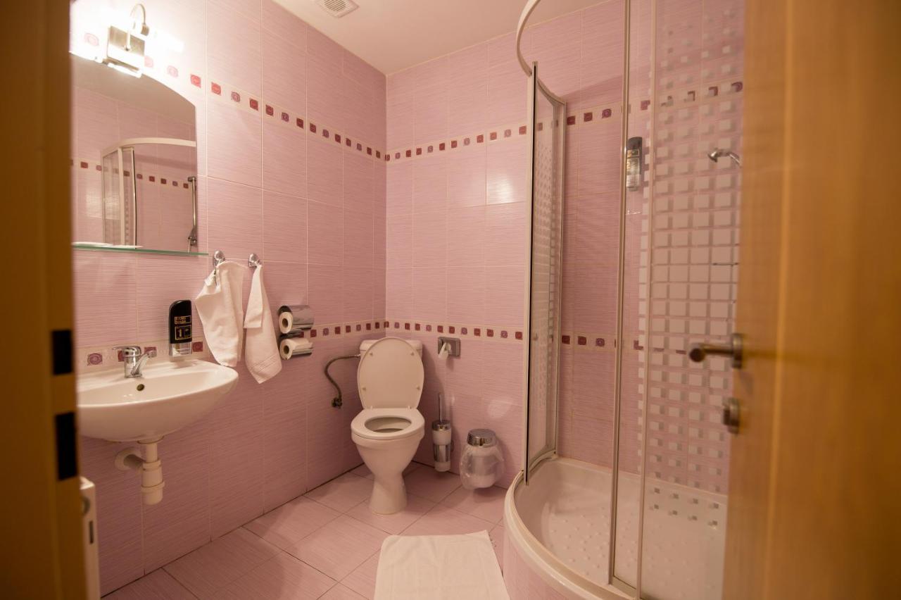 Hotel Clavis Lucenec Bagian luar foto