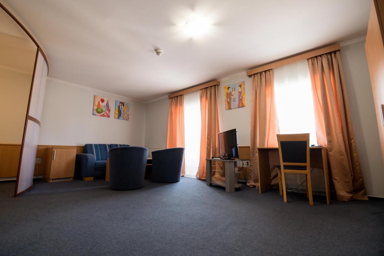 Hotel Clavis Lucenec Bagian luar foto