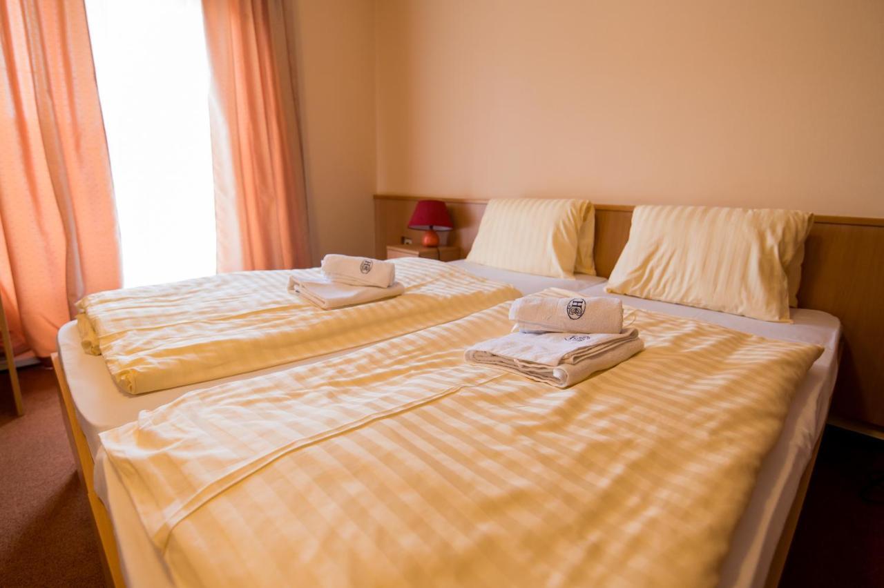 Hotel Clavis Lucenec Bagian luar foto