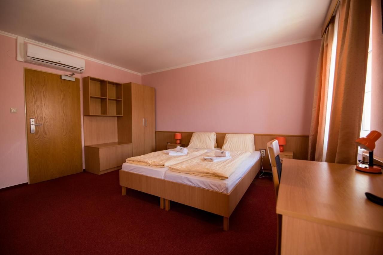 Hotel Clavis Lucenec Bagian luar foto