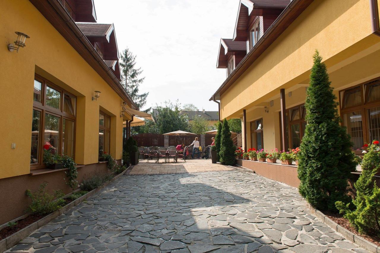 Hotel Clavis Lucenec Bagian luar foto