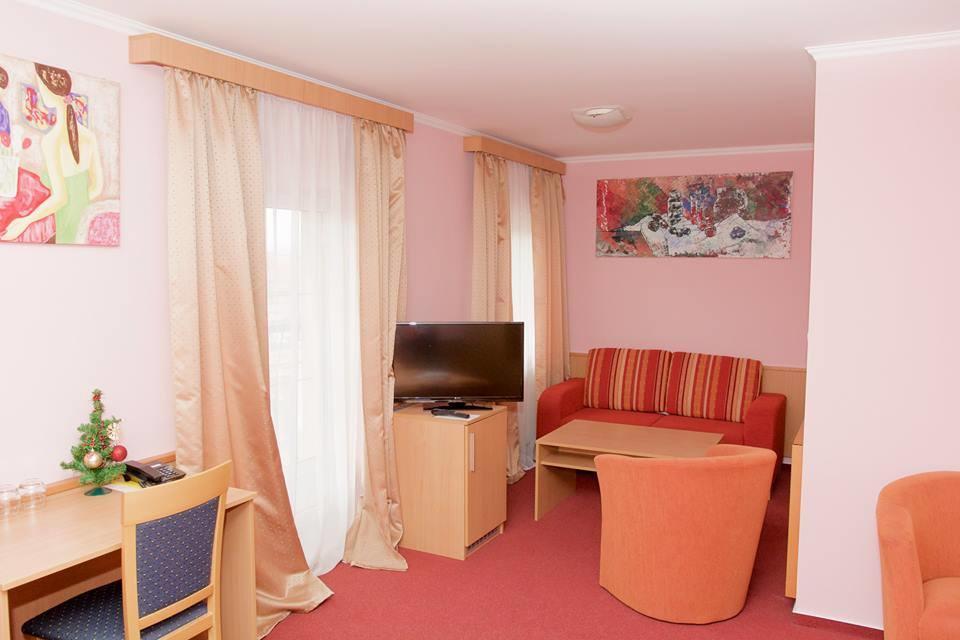 Hotel Clavis Lucenec Bagian luar foto