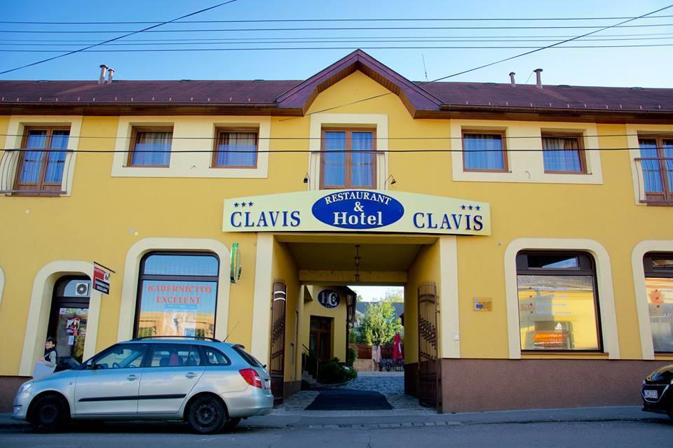 Hotel Clavis Lucenec Bagian luar foto