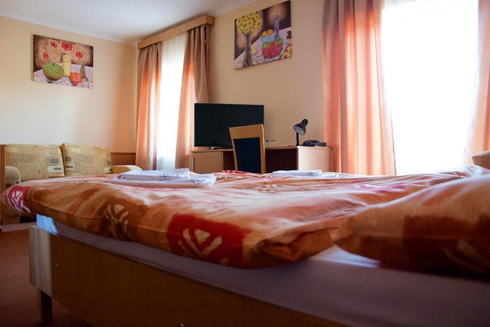 Hotel Clavis Lucenec Bagian luar foto