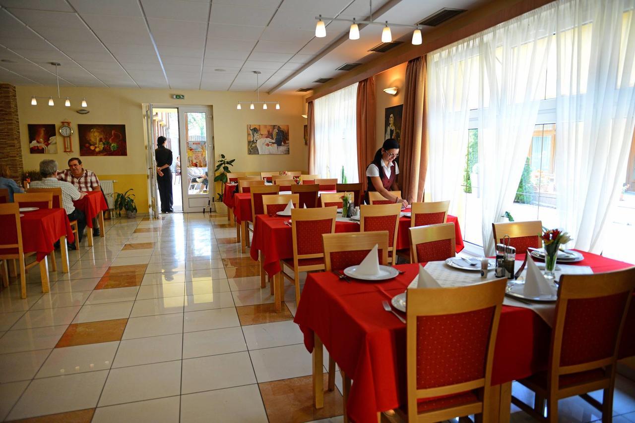 Hotel Clavis Lucenec Bagian luar foto