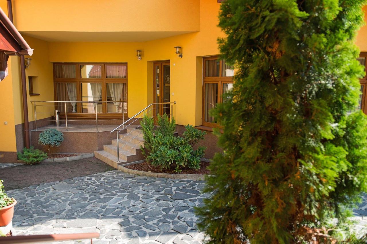 Hotel Clavis Lucenec Bagian luar foto