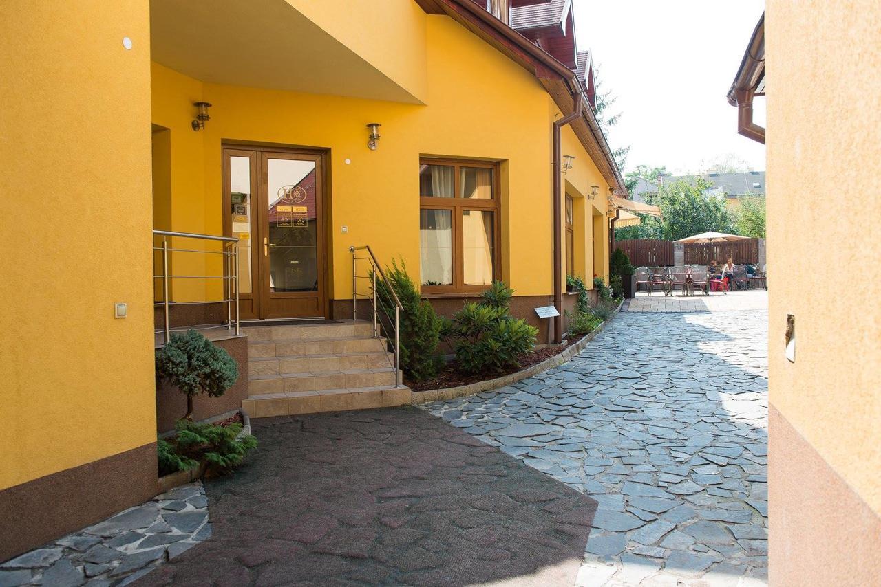Hotel Clavis Lucenec Bagian luar foto