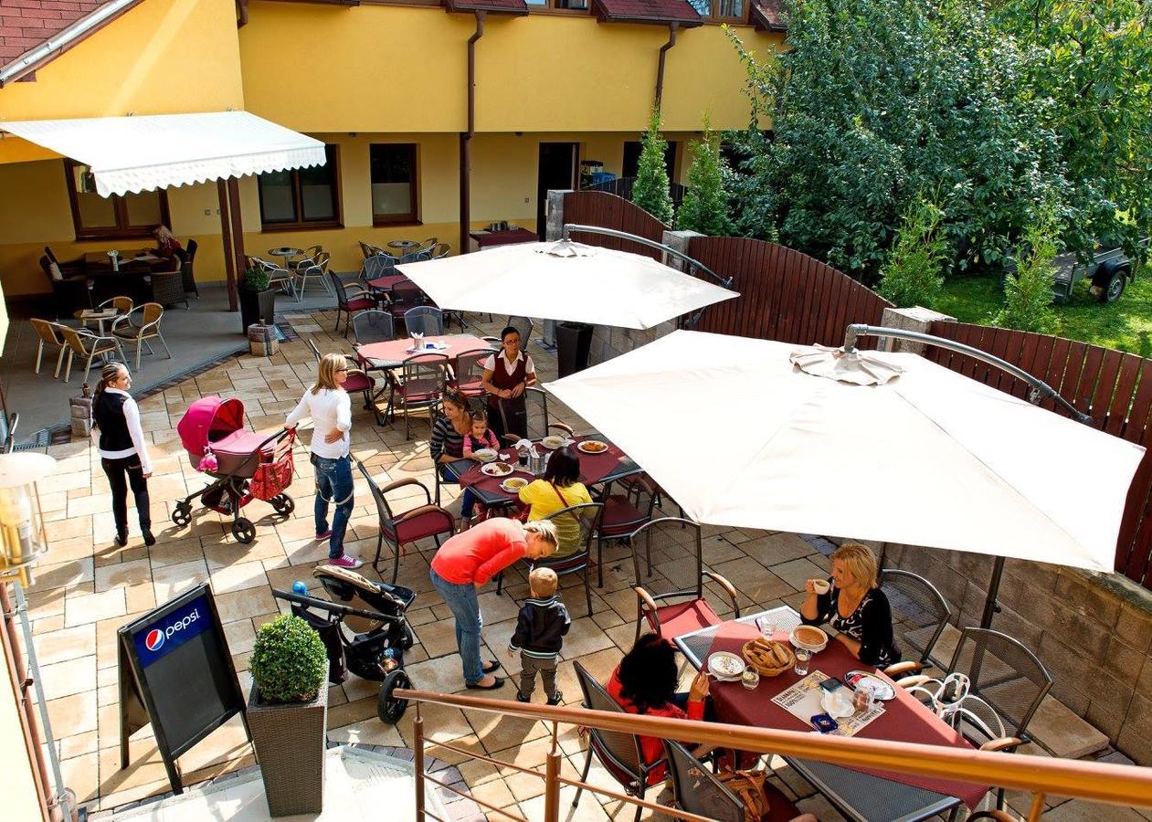 Hotel Clavis Lucenec Bagian luar foto