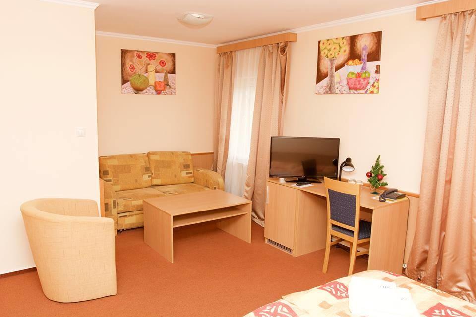 Hotel Clavis Lucenec Bagian luar foto