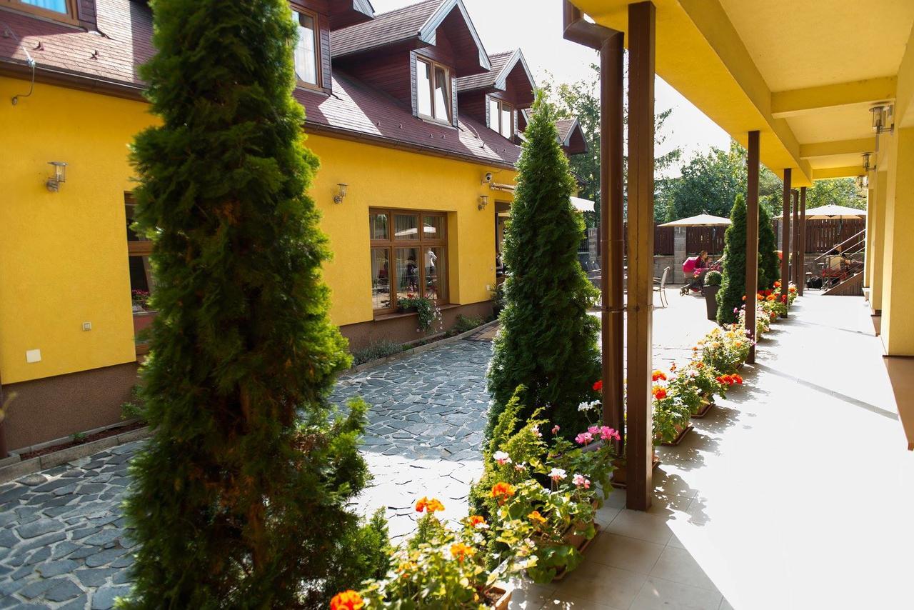 Hotel Clavis Lucenec Bagian luar foto